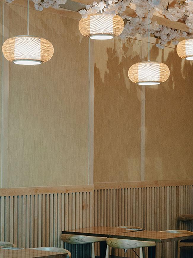 Restaurant deco intérieure fleurs